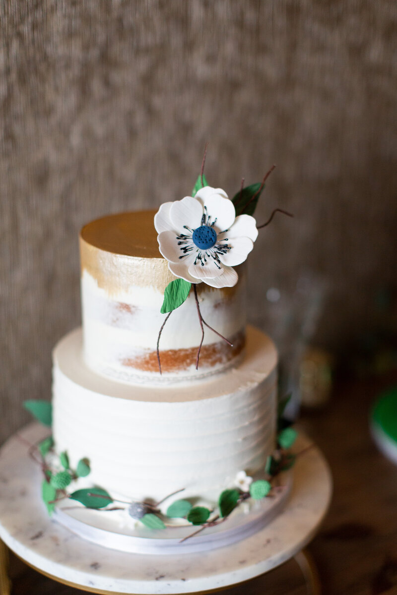 We LOVE this designer Louis Vuitton inspired wedding cake by