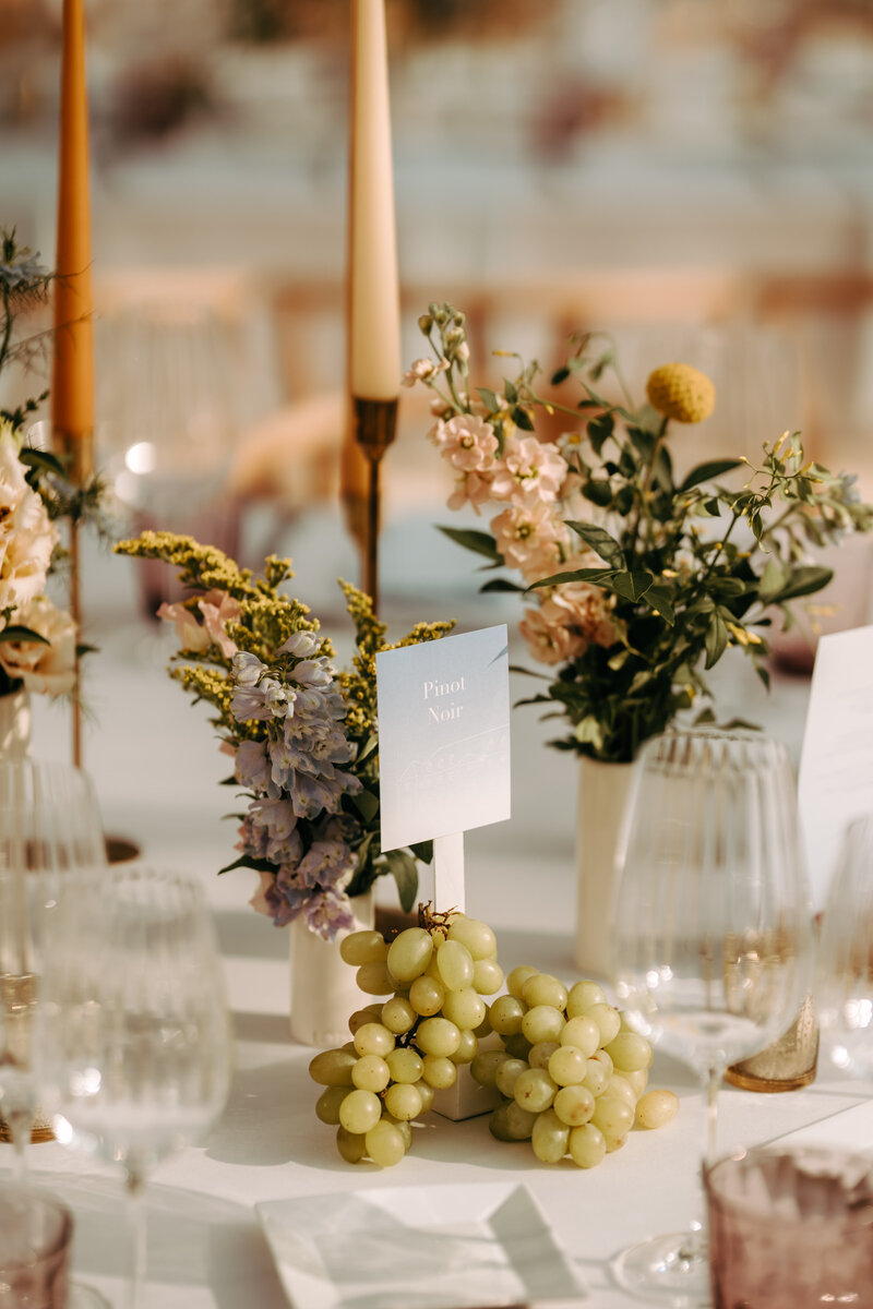 styling van een romantische trouw in een kasteel te Frankrijk met eigen wijn domein - Chateau Avelin - thema wijn voor de styling