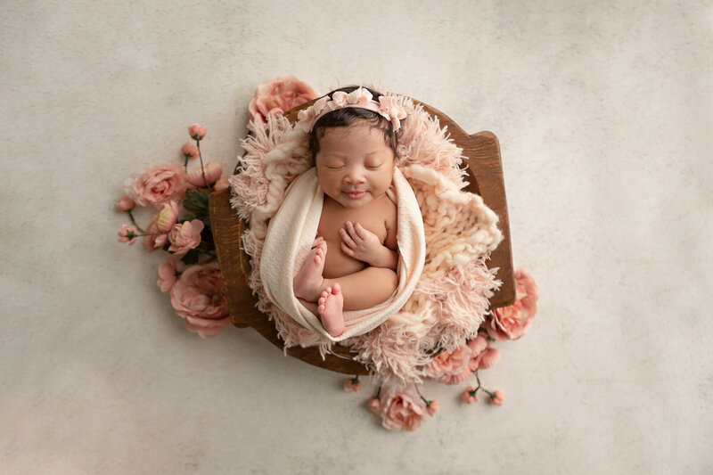 dublin-and-columsbu-ohio-newborn-photographer-baby-girl-in-neautrals-and-blush-florals-amanda-estep-photography