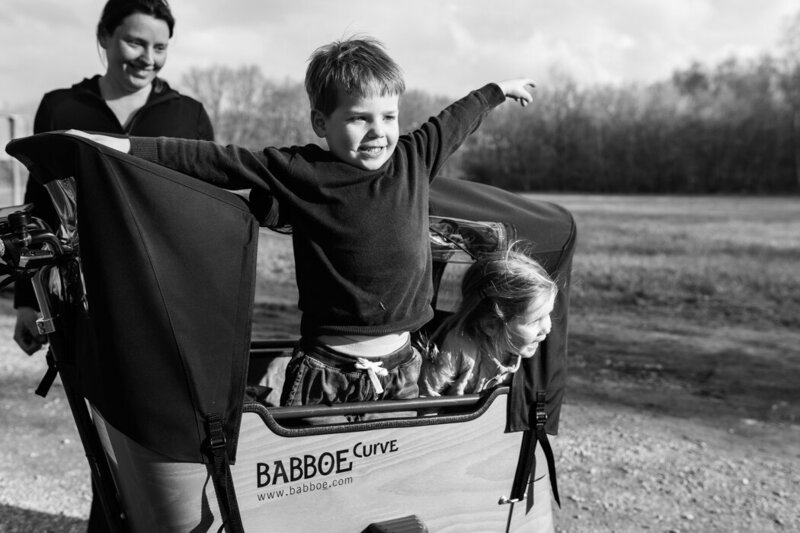 gezinsfoto kinderen in de bakfiets lachen
