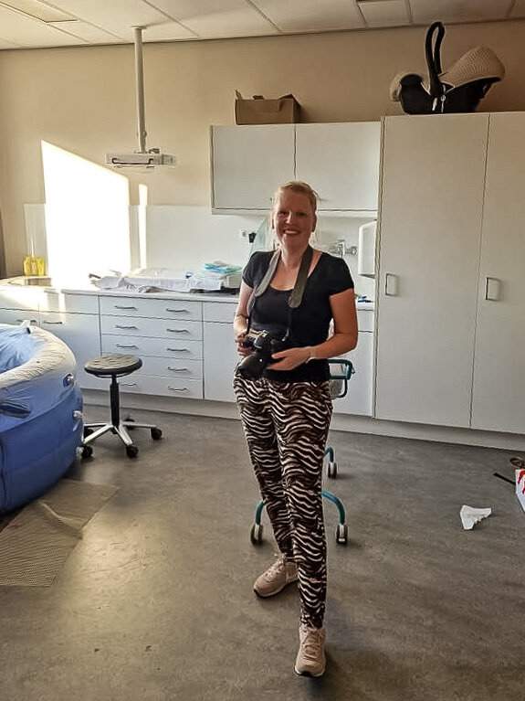 Danielle staat hier in een verloskamer bij een bevalling.