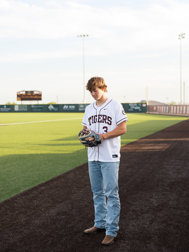 senior-session-at-dripping-springs-baseball-field
