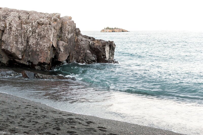 black-sand-beach-hawaii-alexandra-robyn-destination-elegant-elopement-photo-inspiration_0044