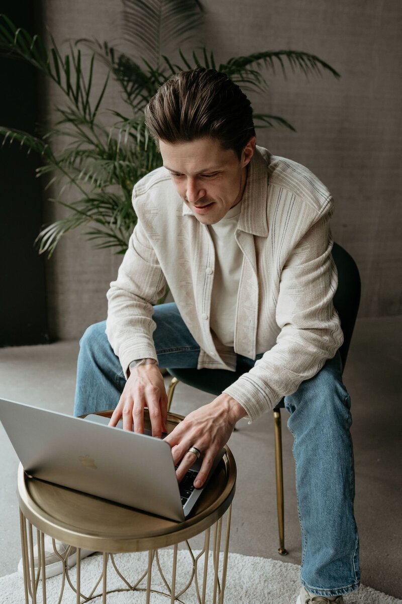 SEO-optimalisatie voor ondernemers, Website beter vindbaar in Google, Zelf SEO leren toepassen, Online groei door zoekmachineoptimalisatie, SEO-strategie voor zelfstandige ondernemers, Hoger scoren in Google zonder advertenties, Laagdrempelige SEO ondersteuning, SEO-instellingen voor Showit website, Google Search Console voor website-analyse, Snelle en mobielvriendelijke website optimalisatie, Meta-titel en meta-beschrijving optimaliseren, Alt-tekst SEO optimalisatie voor afbeeldingen, Structuur en H1, H2, H3 koppen verbeteren, Zoekwoordenonderzoek voor betere vindbaarheid, Long-tail zoekwoorden strategie, SEO-vriendelijke blog schrijven, Website content optimaliseren voor Google, Interne links en website structuur verbeteren, Externe links en autoriteit opbouwen, SEO voor kleine bedrijven en startups, Meer klanten via organisch verkeer, Website laten groeien met duurzame SEO, Zelfstandig aan de slag met SEO, SEO zonder afhankelijk te zijn van social media, Google Analytics websiteverkeer analyseren, SEO content strategie ontwikkelen, Lokale SEO optimalisatie voor bedrijven, SEO checklist voor ondernemers, SEO-proof website maken, 