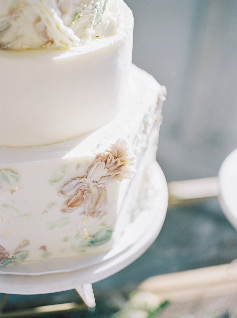 Floral wedding cake at the Chateau Des Fleurs taken buy Best McCall Wedding Photographers, Denise and Bryan