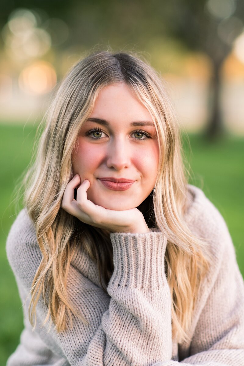 high school senior posing for senior photos in gilbert az