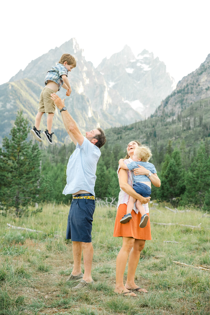 Jackson Hole Family photos | Photos in the mountains | Beautiful family photos | Fun lifestyle family photos