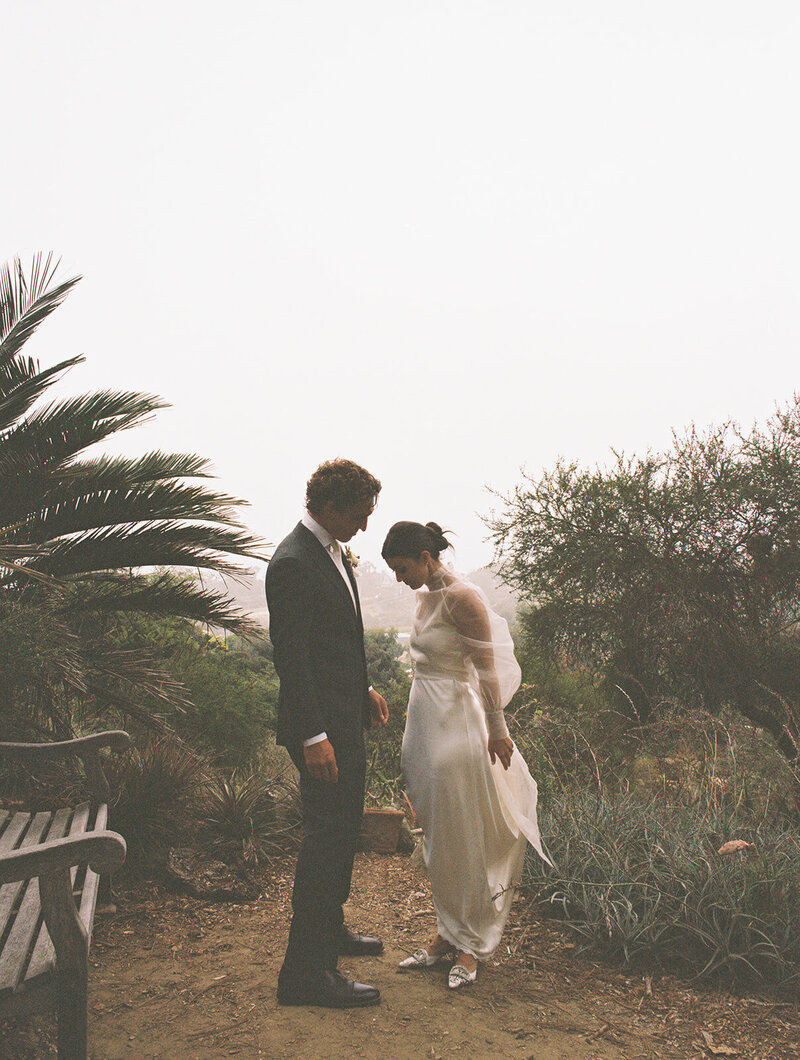 bride-and-groom-watching-each-other