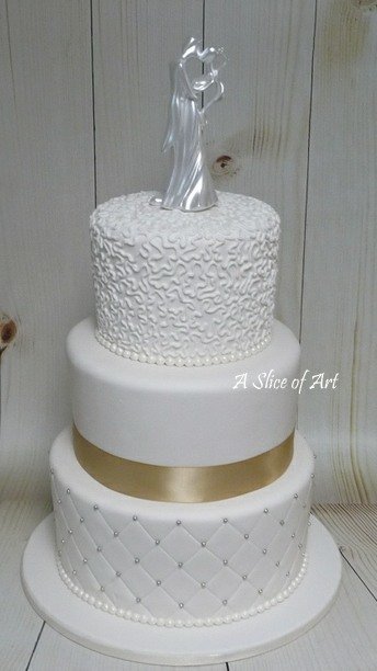 quilted cornelli lace wedding cake