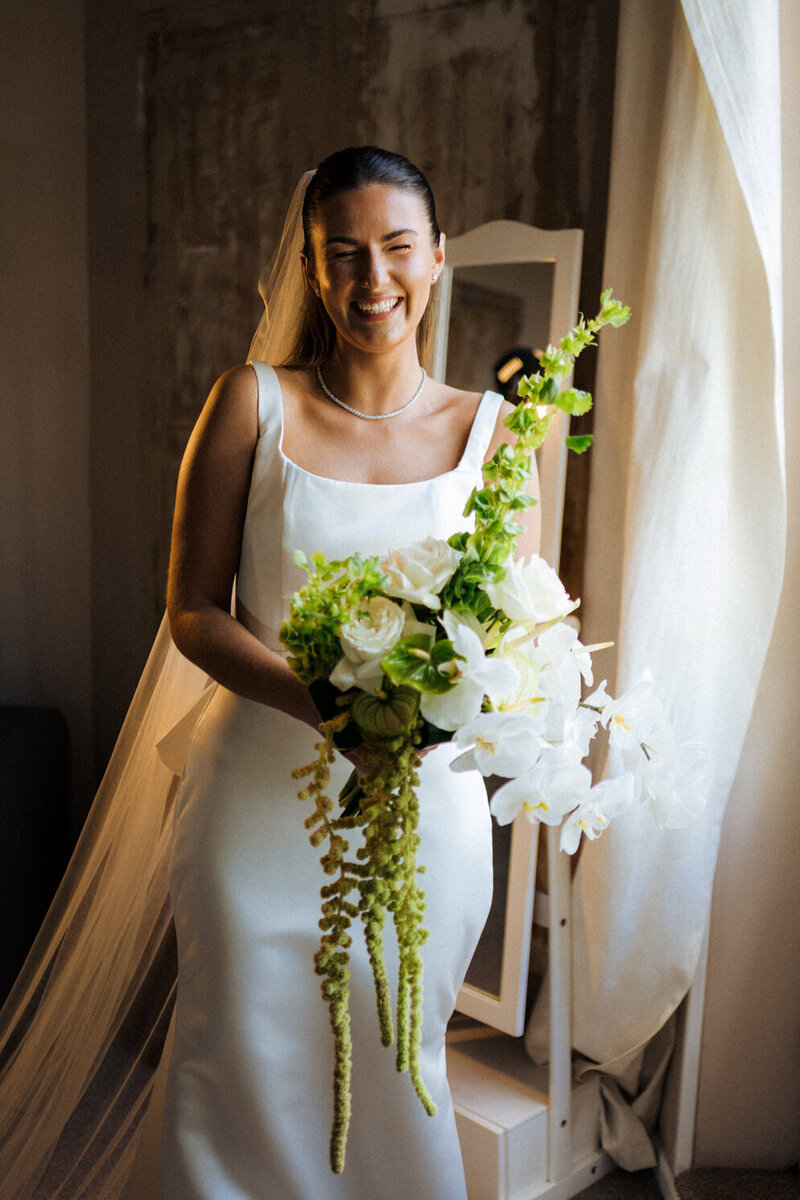 bride-with-bridesmaids-getting-ready-room-france6