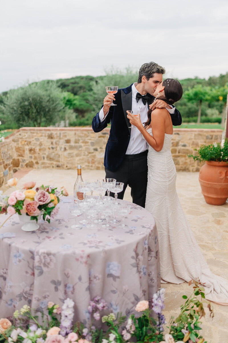 MorganeBallPhotography-Wedding-Tuscany-TheClubHouse-LovelyInstants-04-WeddingDinner-atmosphere-04-lq-21-0857
