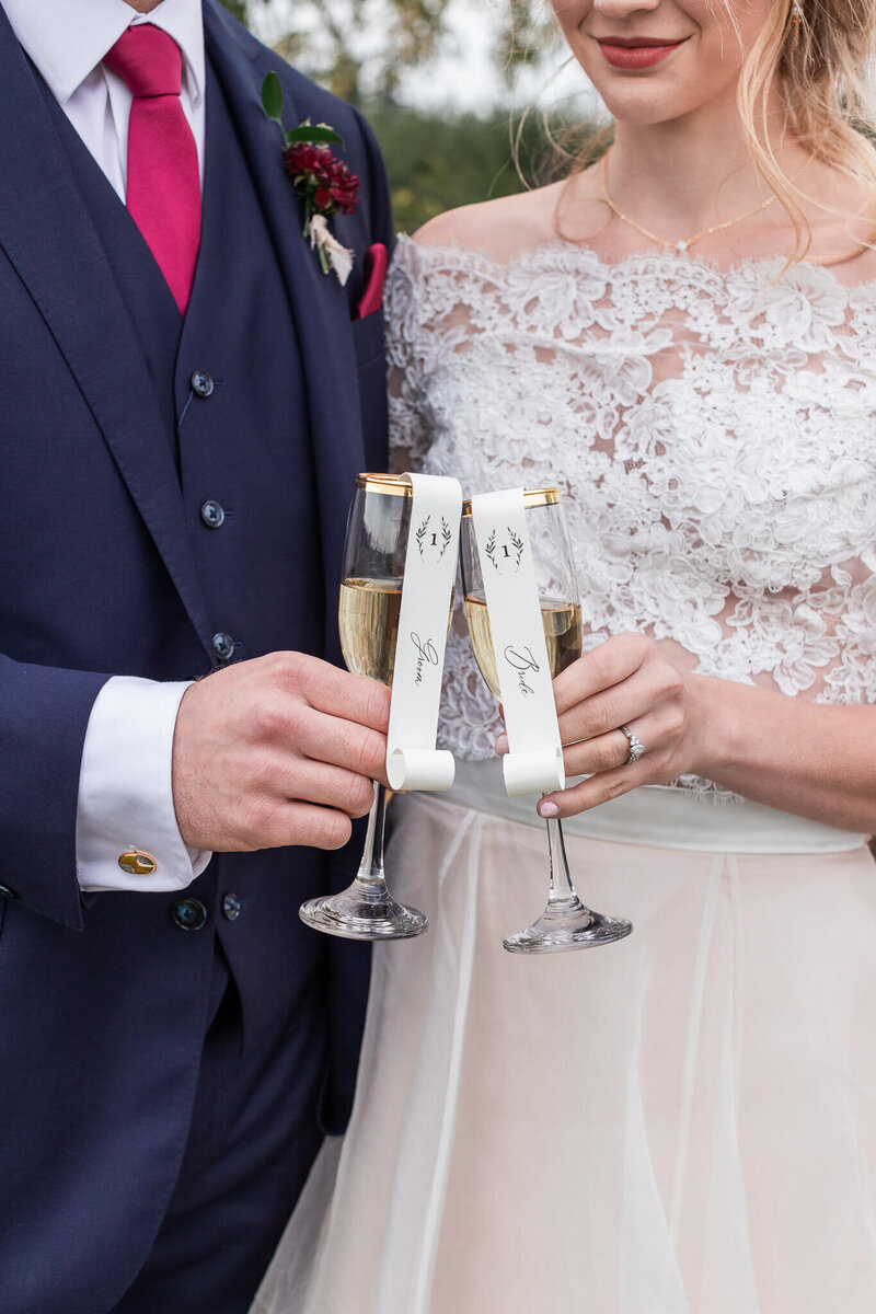 champagne-cheers-at-wedding