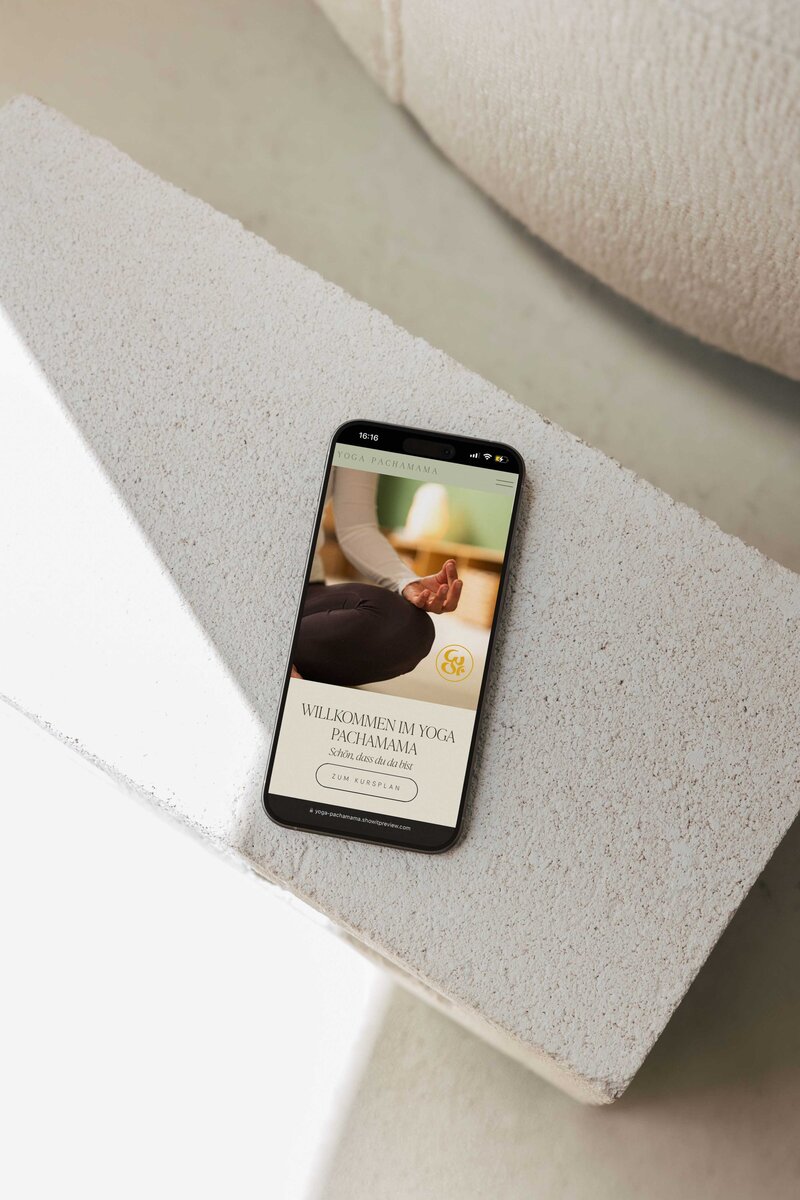 Mockup einer Website für Yogalehrerin Sandra von Wolkenyoga, feminin gestaltet.