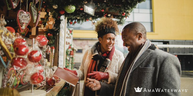 FB_CHRISTMAS_MARKET_couple_shopping