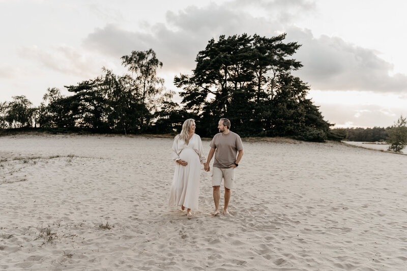 Zwangerschapsfotografie tijdens Golden Hour in de Soesterduinen