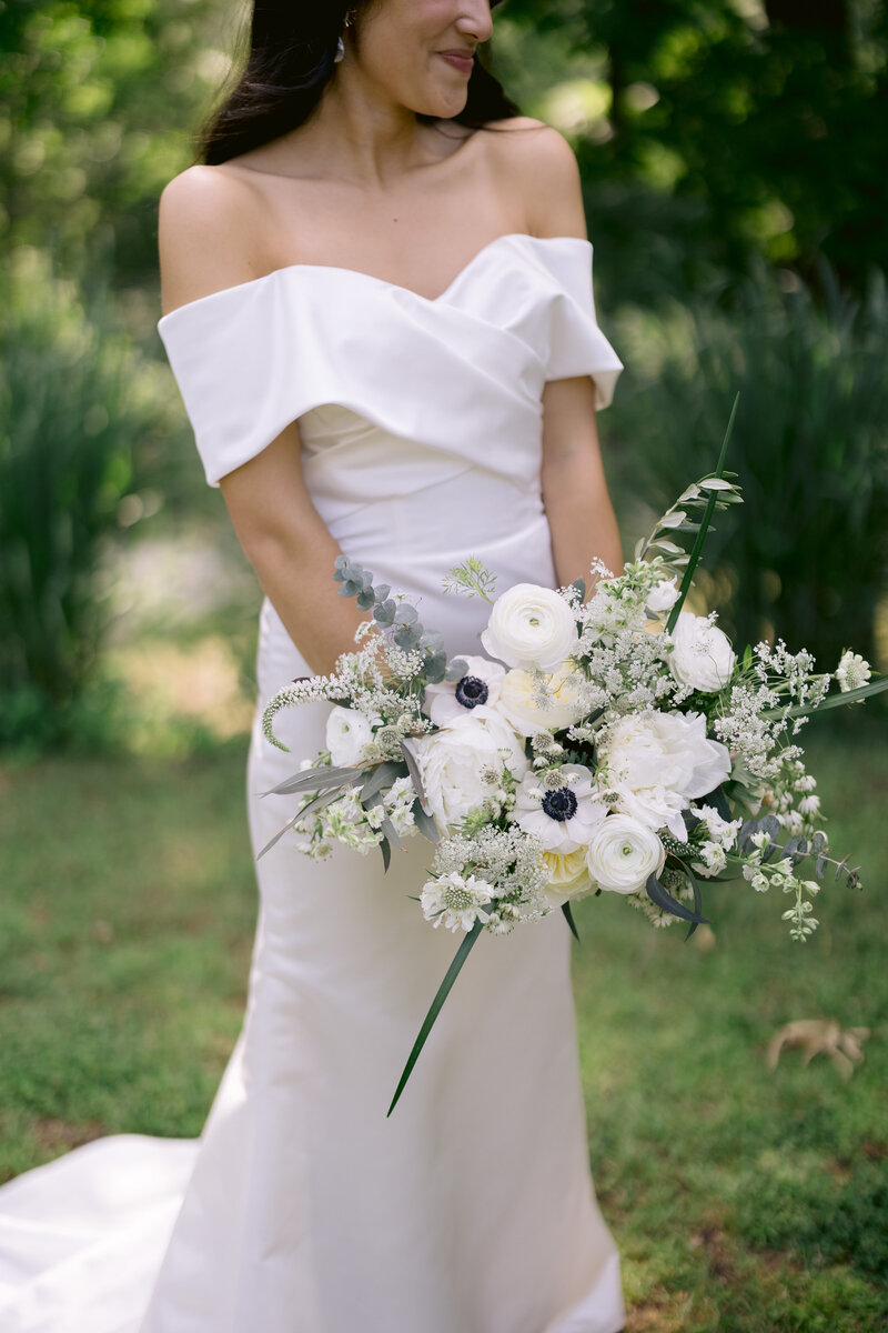 bride holding bouquet of flowers photo
