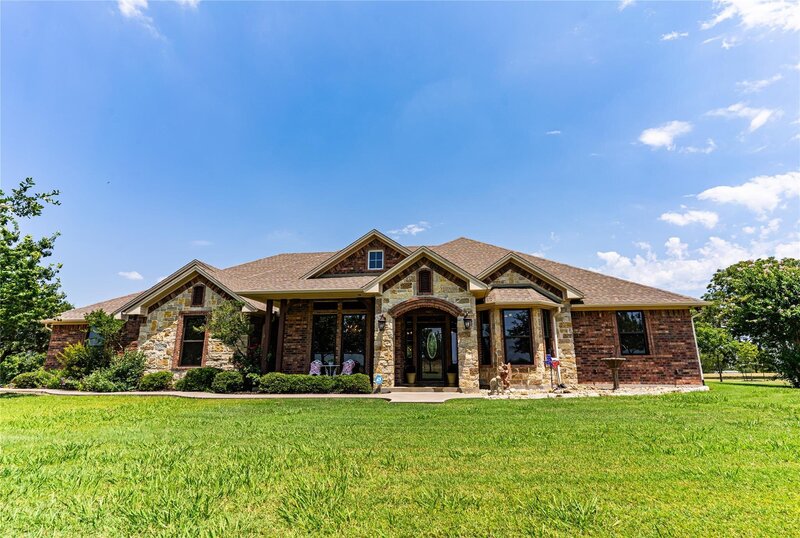 Texas home with large backyard for sale in Nocona Texas