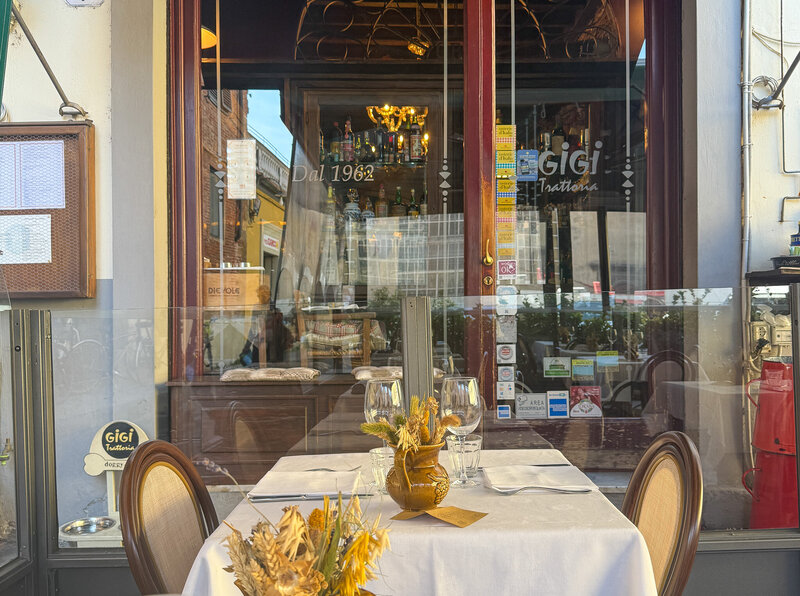 Outdoor dining at Trattoria da Gigi in Lucca, Italy