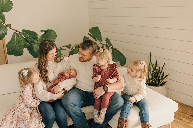 newborn baby photo session with a large family