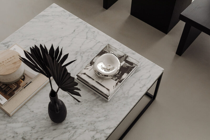 kaboompics_marble-coffee-table-with-decorative-magazine-and-sculptural-object-37019