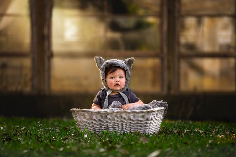 Baby sitting side by side with stuffed animals in Hoiuston by Photographer Danielle Dott