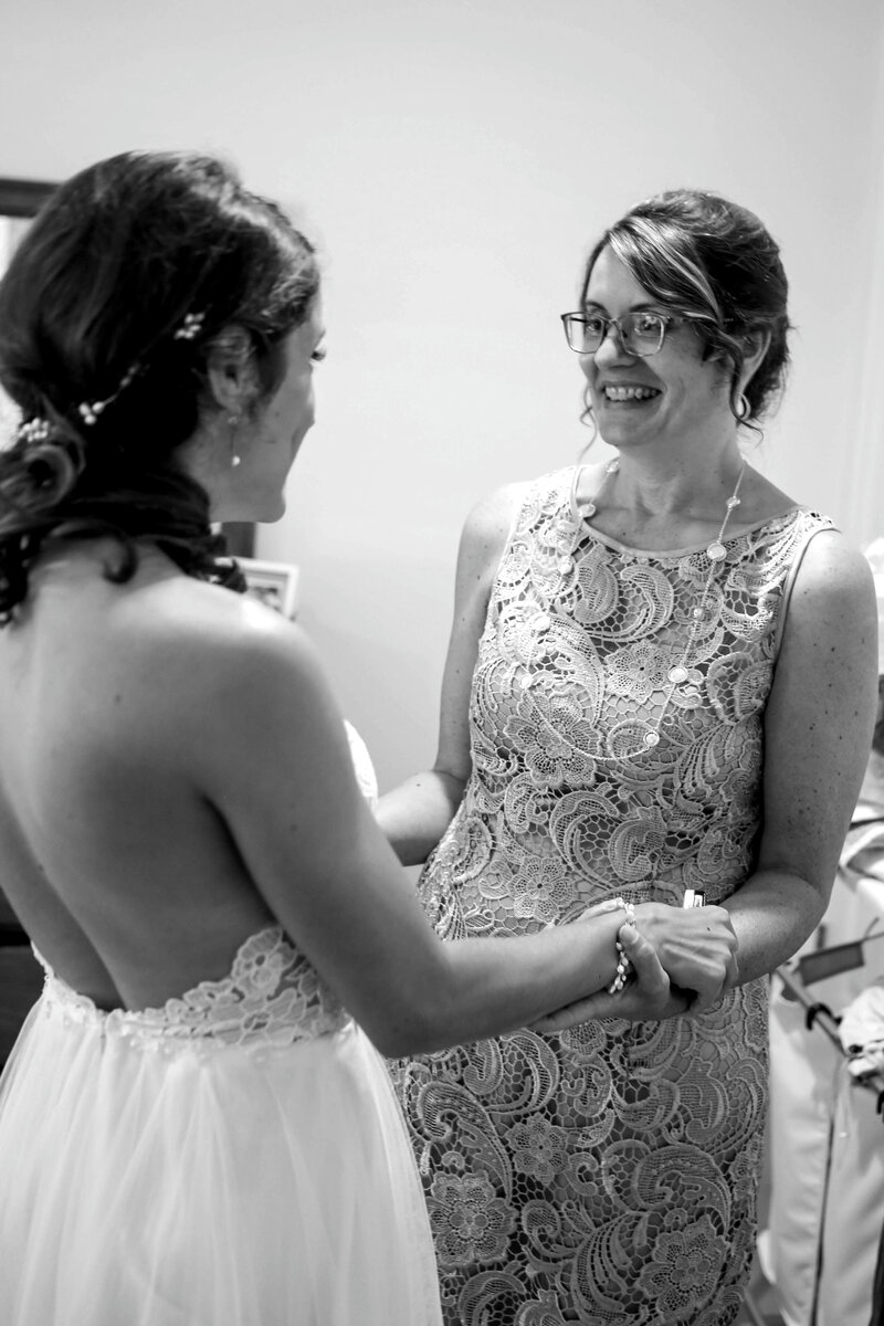 Bride and Mom holding hands before ceremony | Wedding Photography