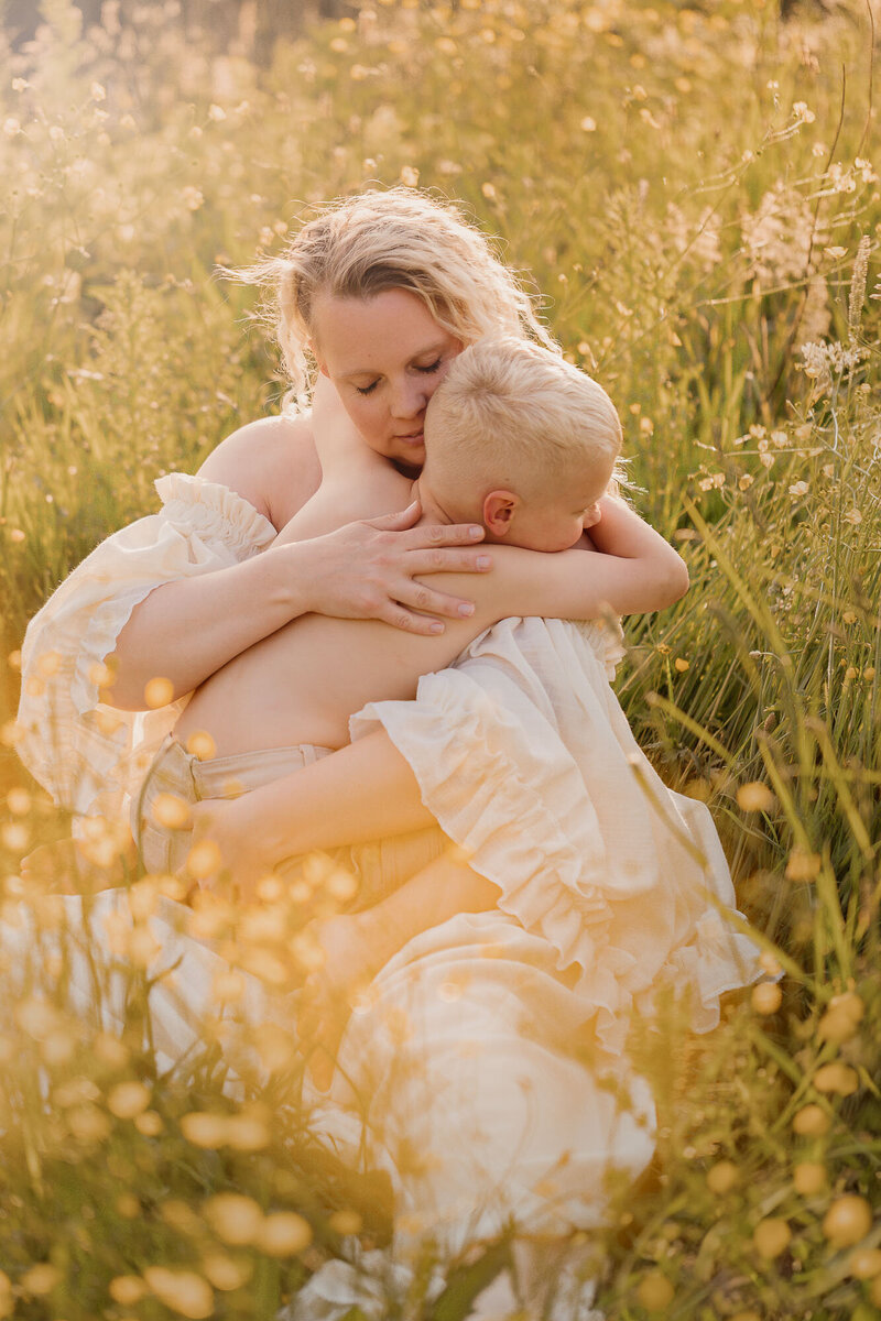 Motherhood shoot buiten bloemen 
