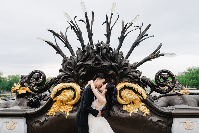 Morgane Ball photographe mariage Paris Pont Alexandre III bride and groom kiss