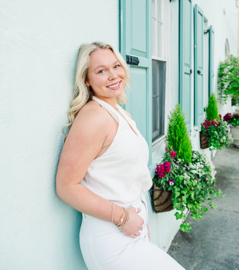 Charleston, SC college grad photos in Rainbow Row,