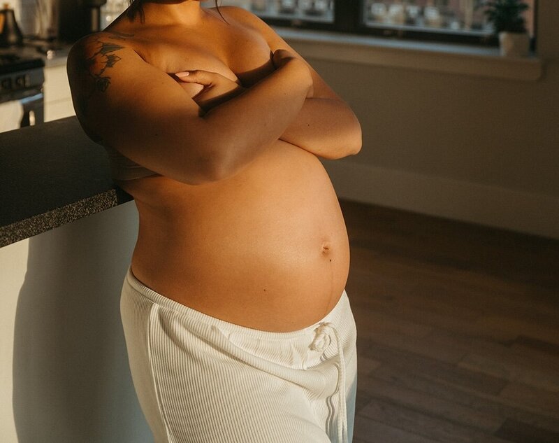 boudoir maternity photos captured by NYC maternity photographer Elsie Goodman