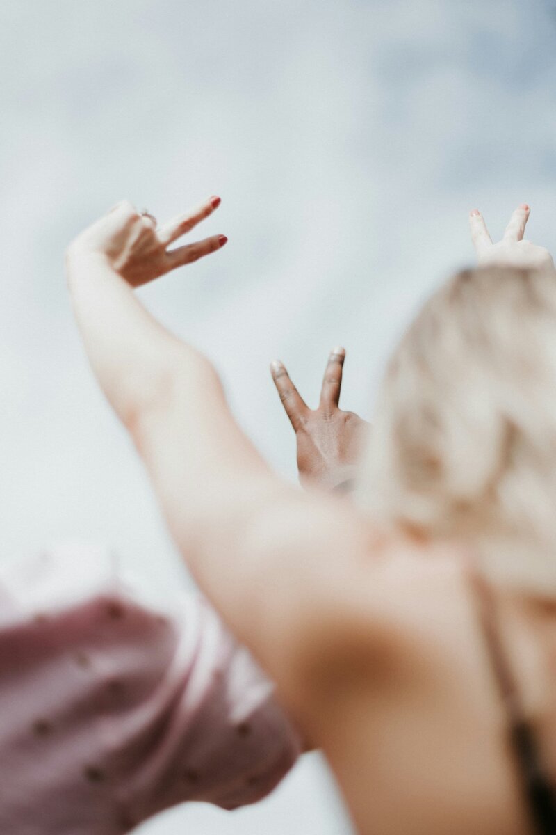 Femme avec les mains en l'air