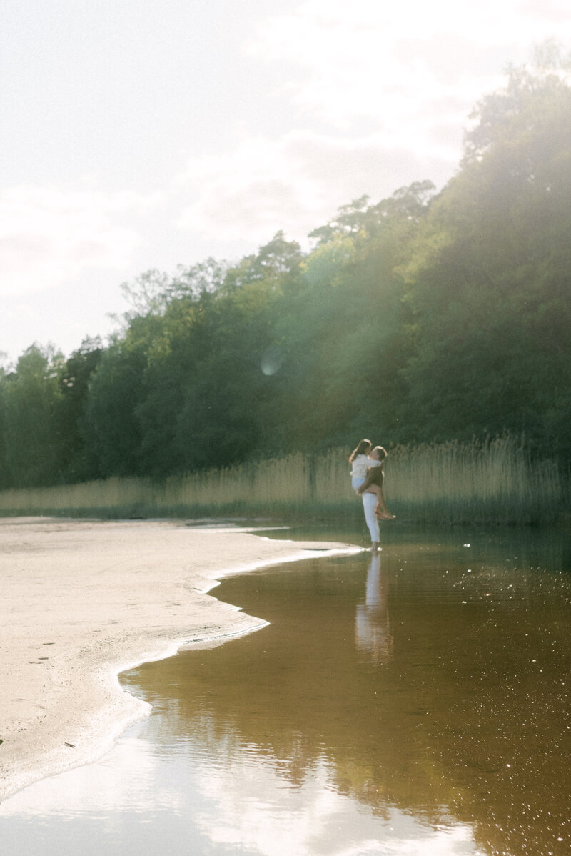 Couple on a beach on a photography session with photographer Hannika Gabrielsson