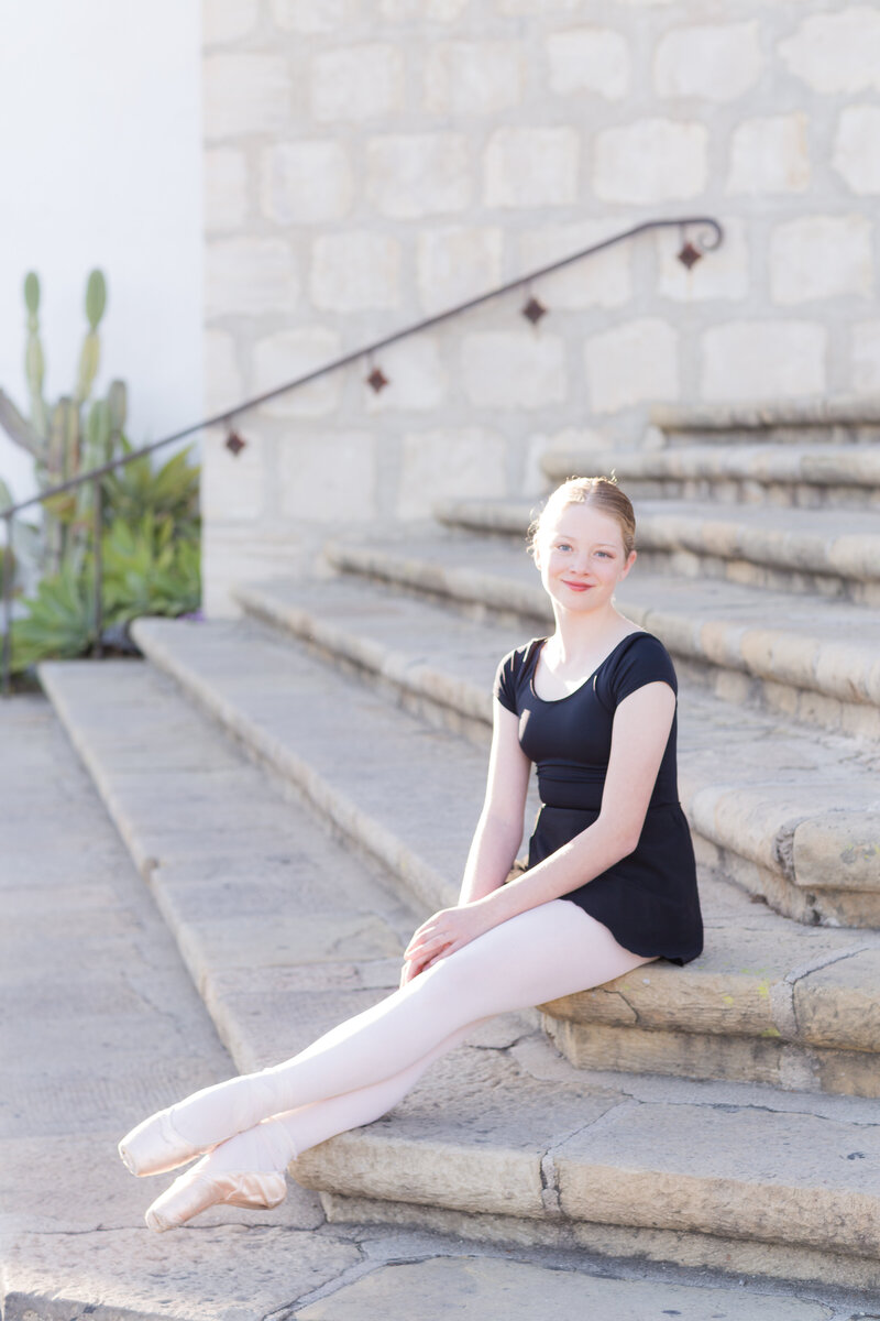 JanelleStephaniePhotography-OldSantaBarbaraMission-Amelia-BalletPortraits_6