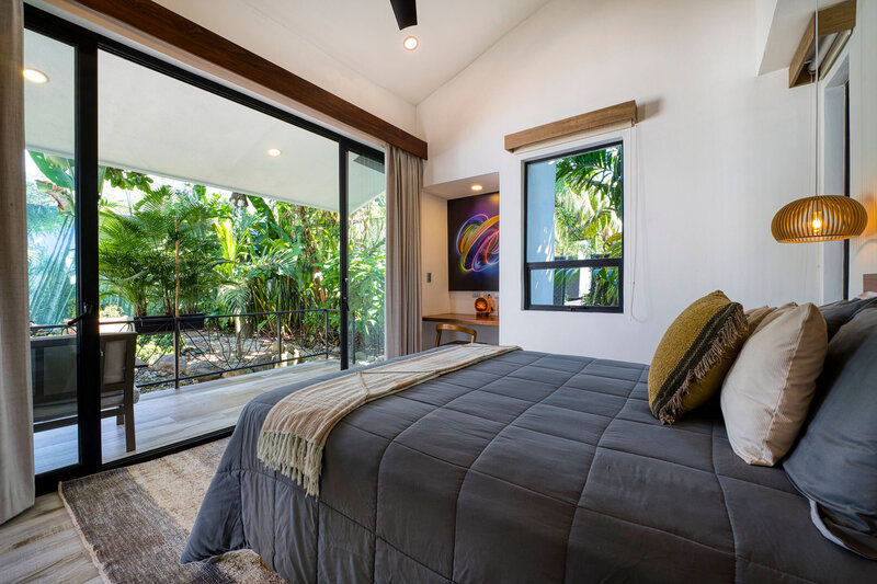 Luxury Queen suites - Queen bed private bathroom - deck -- Synergy (2)