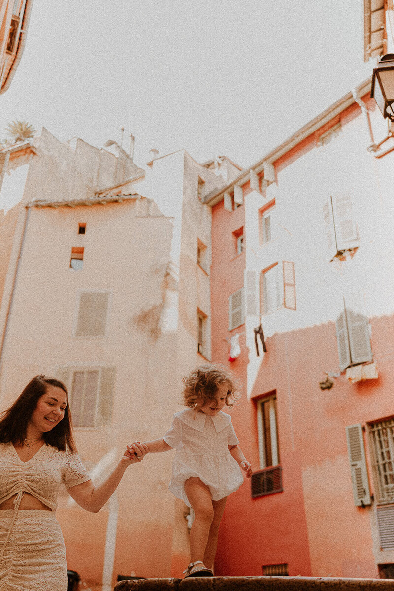 realisez vos photos de famille dans les ruelles du vieux nice avec une photographe des alpes maritimes