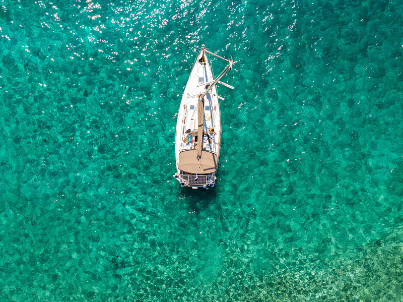 Segelyacht topview down in kristallklarem Wasser