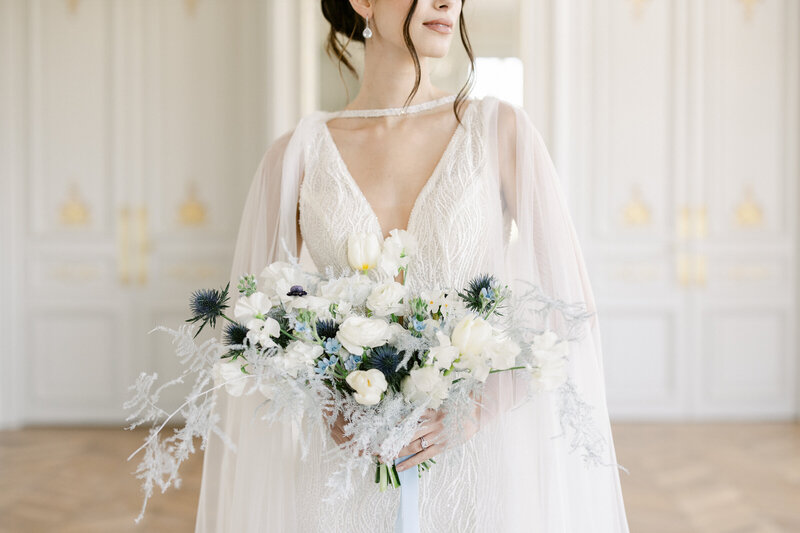 Bouquet de mariée bleu et blanc au Château de Nainville, photographié par Marion Pinel