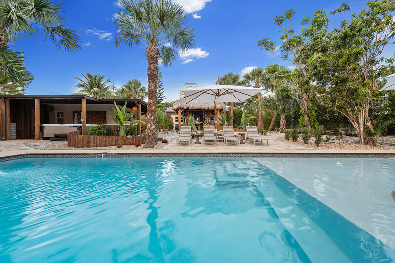 07-boutique-getaway-cocoa-beach-outdoor-pool