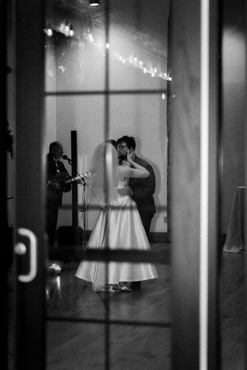 sarah-elizabeth-studio-ohio-wedding-photographer-the-landing-cummins-wedding-friday-first-dances-36