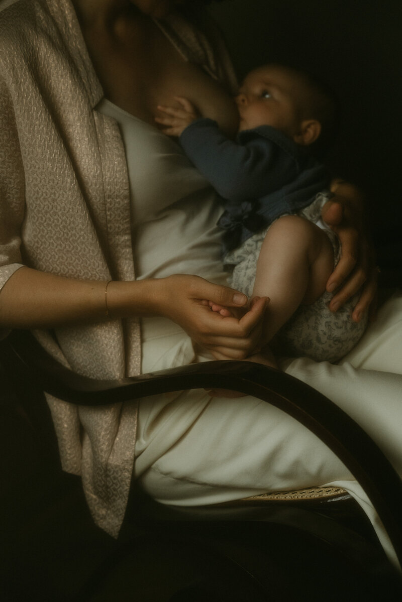 Mama en haar dochter op het bed met kleding in natuurlijke tinten die elkaar liefdevol aankijken.