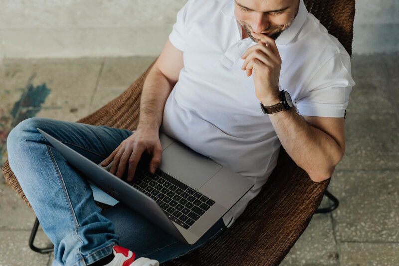 kaboompics_the-man-is-sitting-in-a-chair-and-working-with-a-laptop-13472