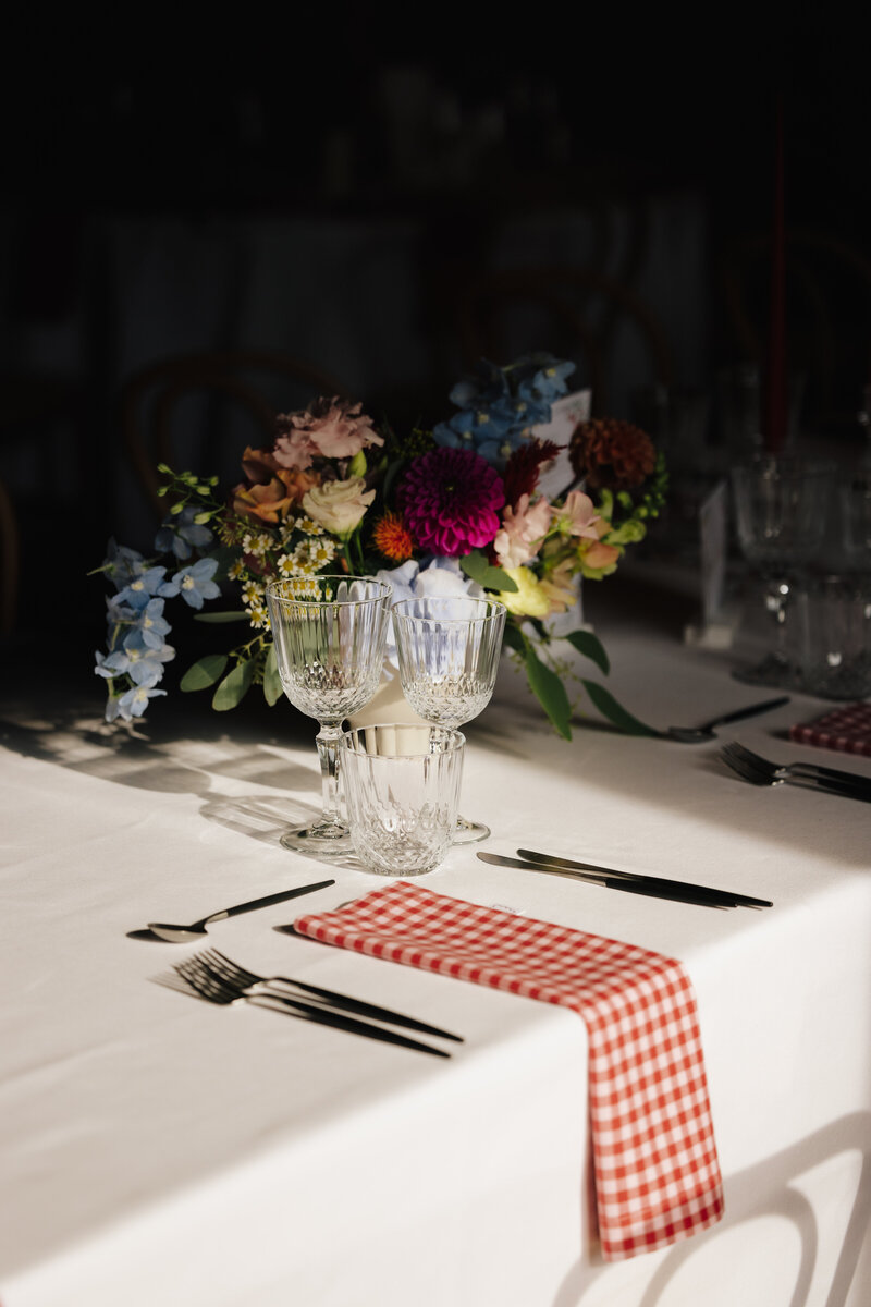 styling trouwfeest diner voor een trouwfeest in West-Vlaanderen, met rustieke en veel kleurijke bloemen