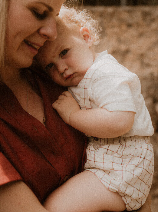 pour garder le souvenir authentique du calin entre maman et bebe un photographe professionnel vous offrira des photos emouvantes