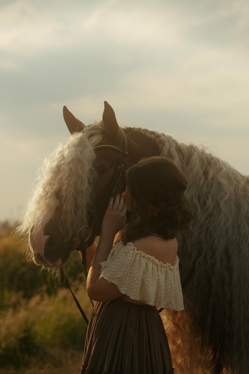 Een ruiter en haar paard in een weids landschap, met prachtige details, vastgelegd tijdens de fotoshoot 'Unieke Verhalen'.