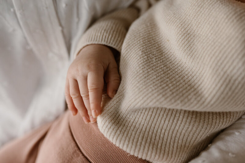 Newbornfoto detail van het babyhandje