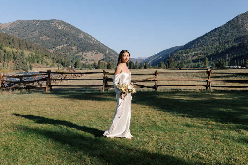 Montana luxury wedding photography by Hope Helmuth with mountains and elegant details
