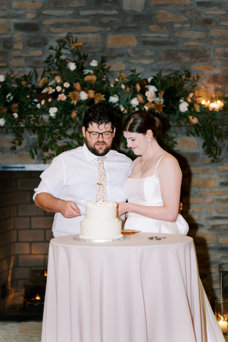 sarah-elizabeth-studio-ohio-wedding-photographer-the-landing-cummins-wedding-friday-cake-6