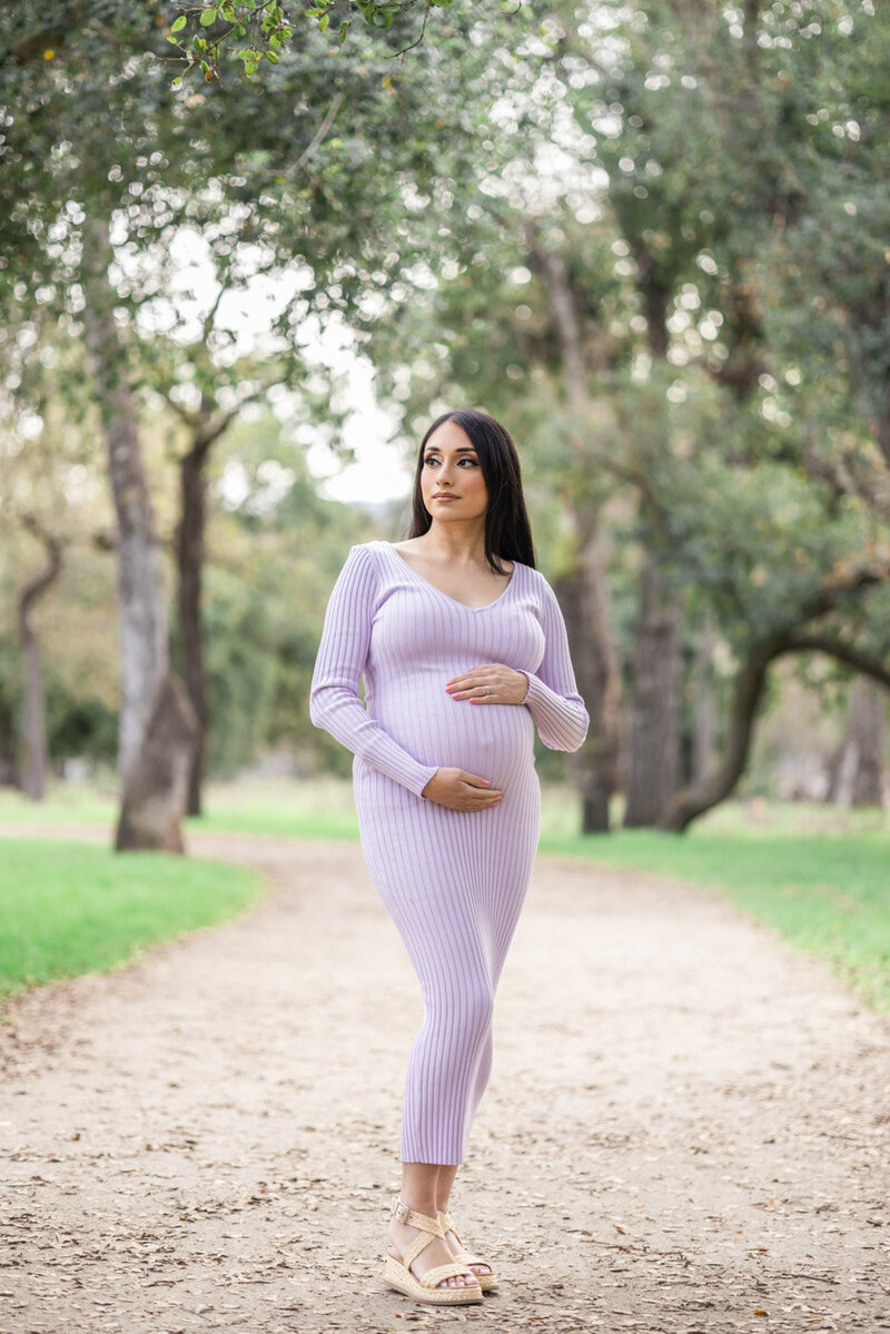 expecting-mama-posing-belly-oak-grove-san-jose