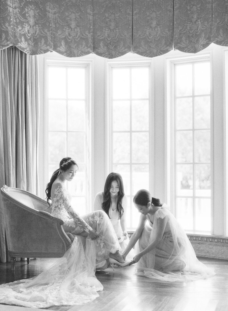 getting ready with bridesmaids in the bridal suite