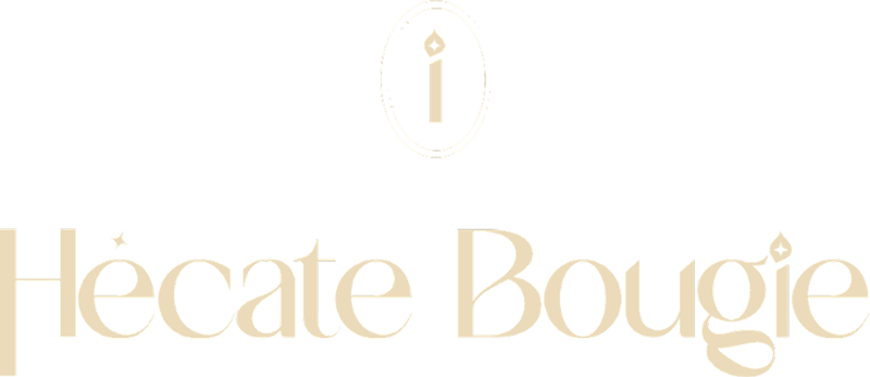 Logo horizontal de Hécate Bougie aux couleurs du branding. Il évoque une ambiance féminine, douce et spirituelle.